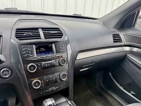 Used 2018 Ford Explorer XLT AWD/4WD image 18