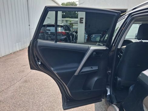 Used 2017 Toyota RAV4 LE AWD/4WD image 23