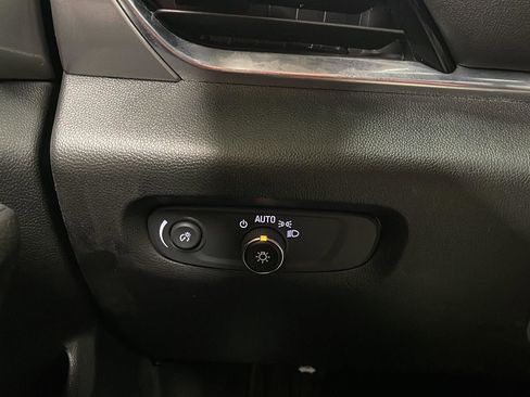 Used 2022 Chevrolet Traverse LT image 12