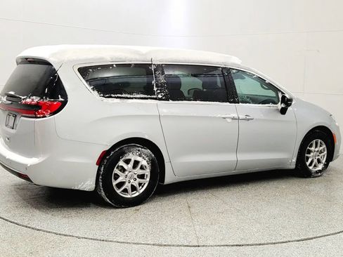 Used 2024 Chrysler Pacifica Touring-L image 7