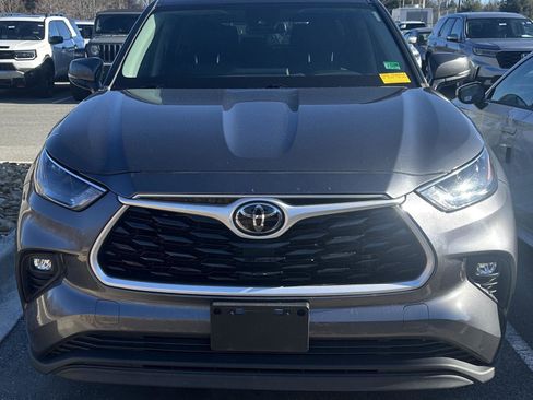 Used 2023 Toyota Highlander LE image 2