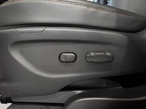 Used 2022 Chevrolet Trax LT w/ LT Convenience Package AWD/4WD image 15