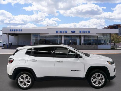 Used 2024 Jeep Compass Latitude AWD/4WD image 2