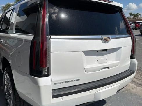 Used 2019 Cadillac Escalade Premium Luxury AWD/4WD image 5