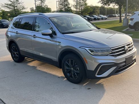 Certified 2024 Volkswagen Tiguan SE w/ Panoramic Sunroof Package FWD image 2