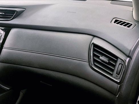 Used 2018 Nissan Rogue SV image 15