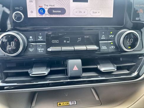 Used 2023 Toyota Highlander XLE FWD image 27