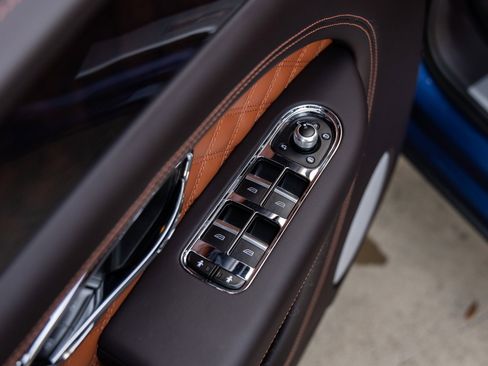 Used 2023 Bentley Bentayga image 21