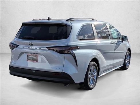 New 2026 Toyota Sienna XLE image 2