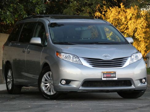 Used 2015 Toyota Sienna XLE image 3