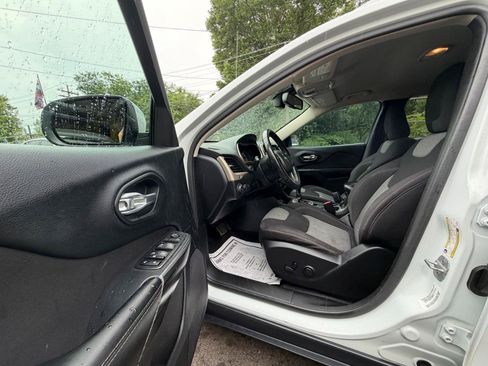 Used 2014 Jeep Cherokee Latitude w/ Comfort/Convenience Group FWD image 16