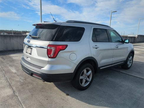 Used 2019 Ford Explorer XLT w/ Equipment Group 202A image 5