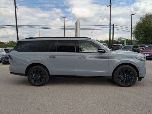 Used 2025 Lincoln Navigator L Reserve w/ Jet Appearance Package AWD/4WD image 2