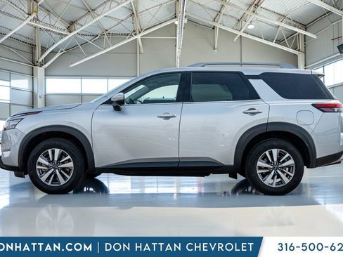 Used 2025 Nissan Pathfinder SL FWD image 2