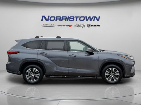 Used 2023 Toyota Highlander XLE image 7