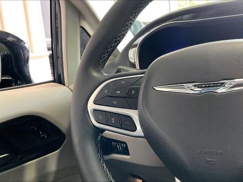 Used 2023 Chrysler Pacifica Limited FWD image 8