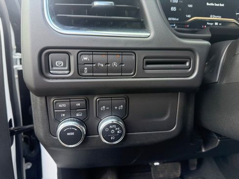 Used 2024 GMC Yukon SLT AWD/4WD image 18