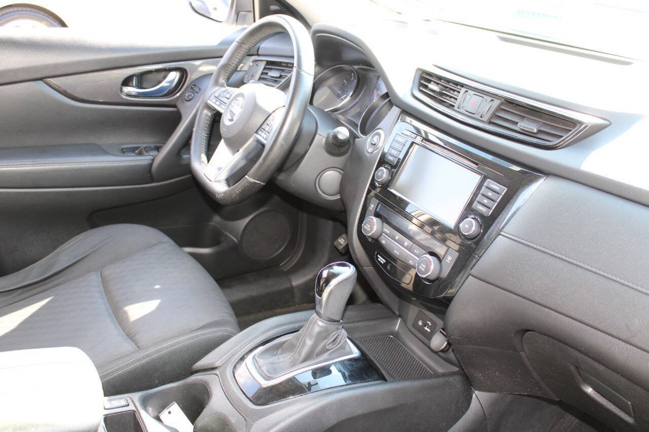 Used 2018 Nissan Rogue SV AWD/4WD image 12
