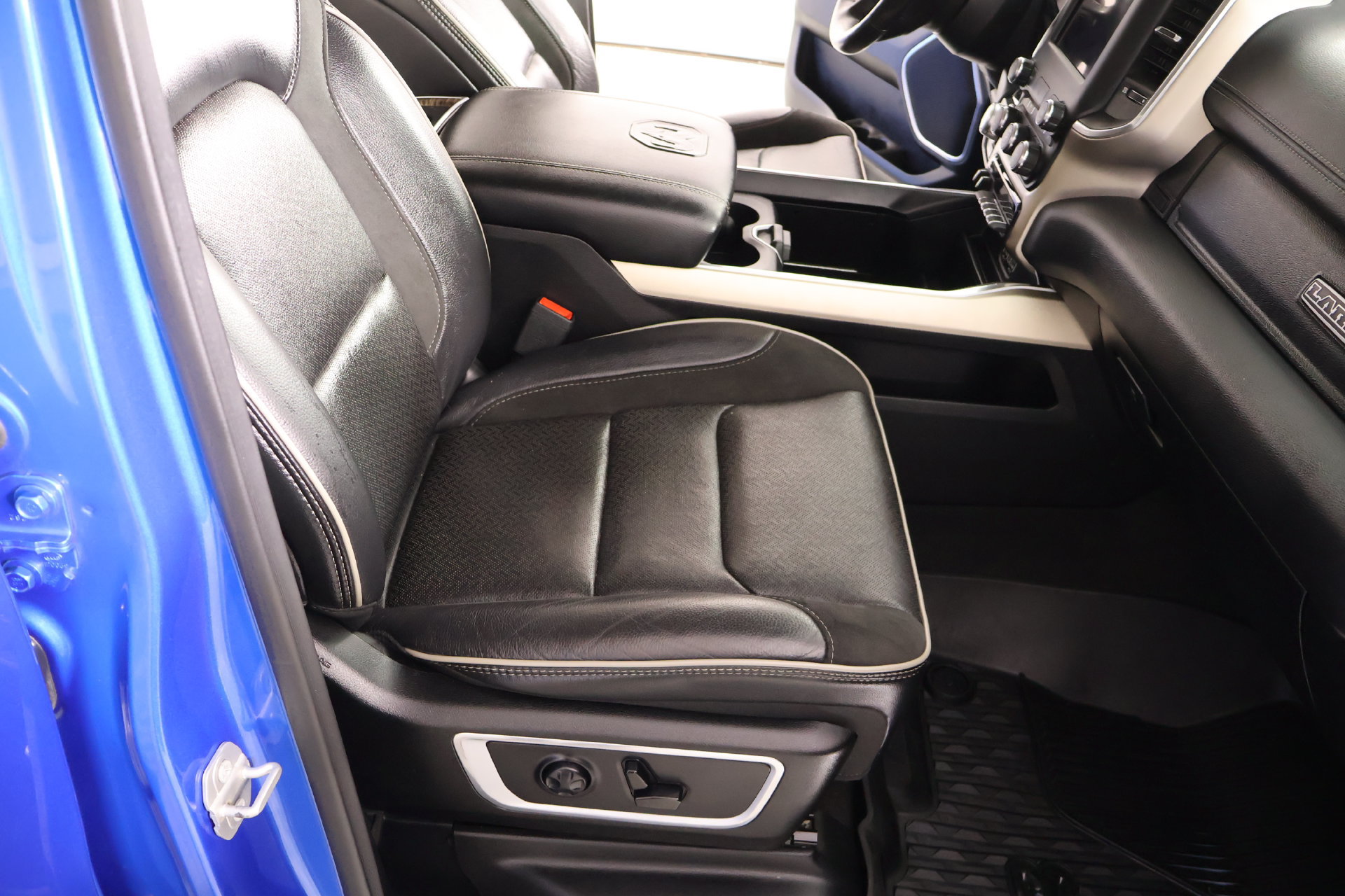 Used 2020 RAM 1500 Laramie AWD/4WD image 13