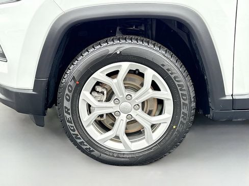 Used 2024 Jeep Compass Latitude image 30