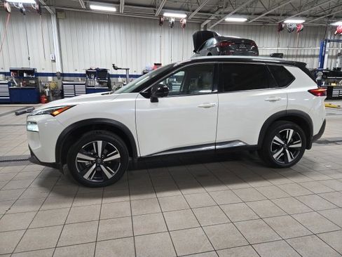 Used 2023 Nissan Rogue SL image 2