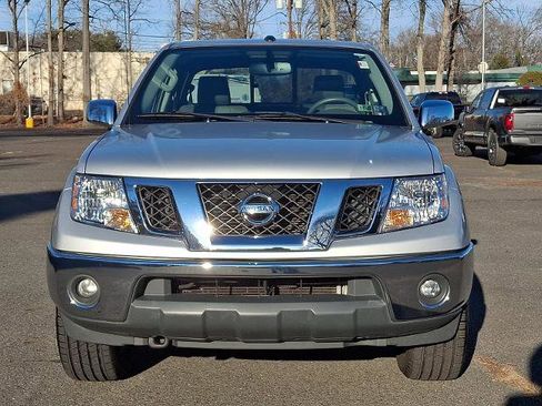 Used 2019 Nissan Frontier SL image 2