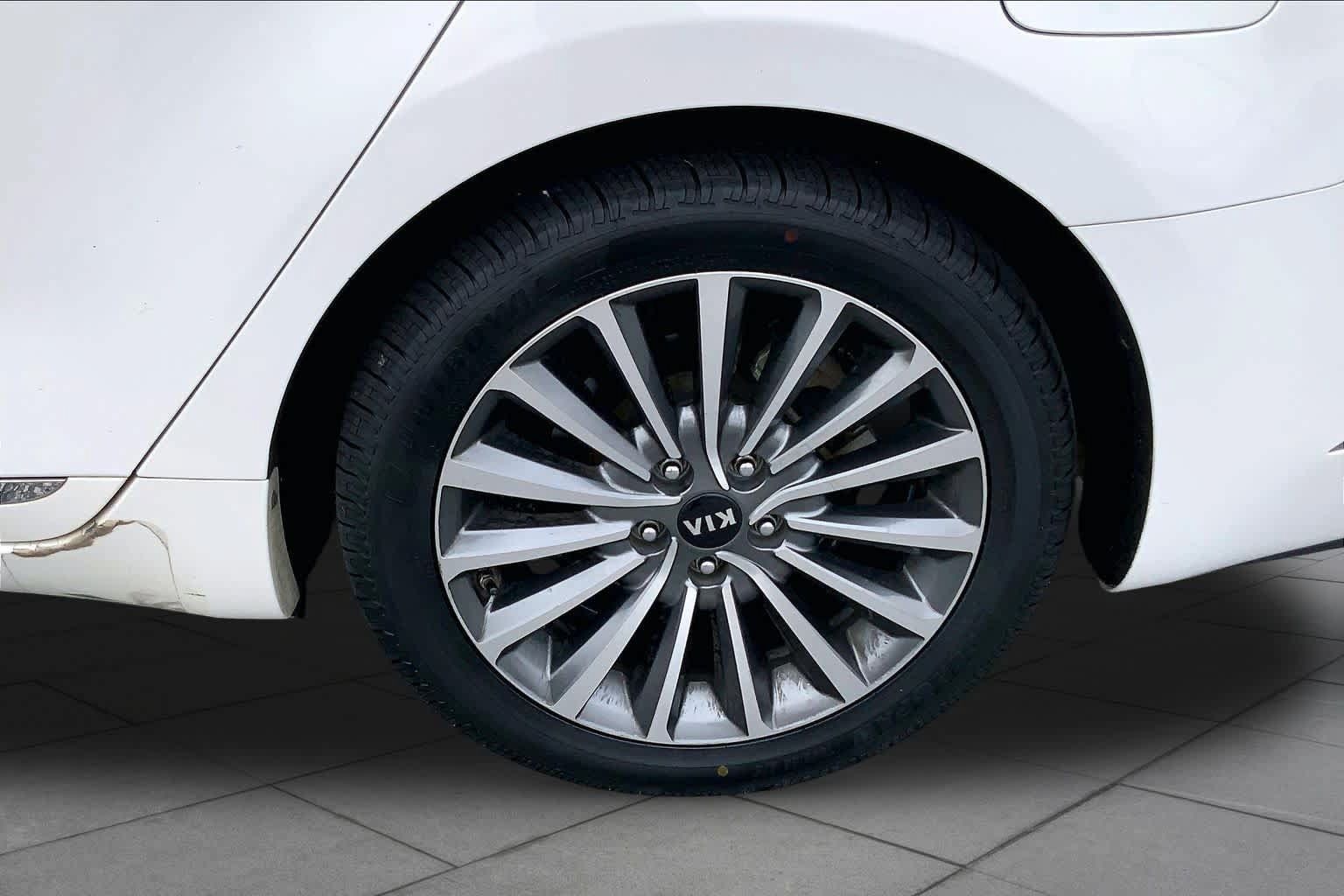 Used 2017 Kia Cadenza Premium w/ Luxury Package FWD image 10