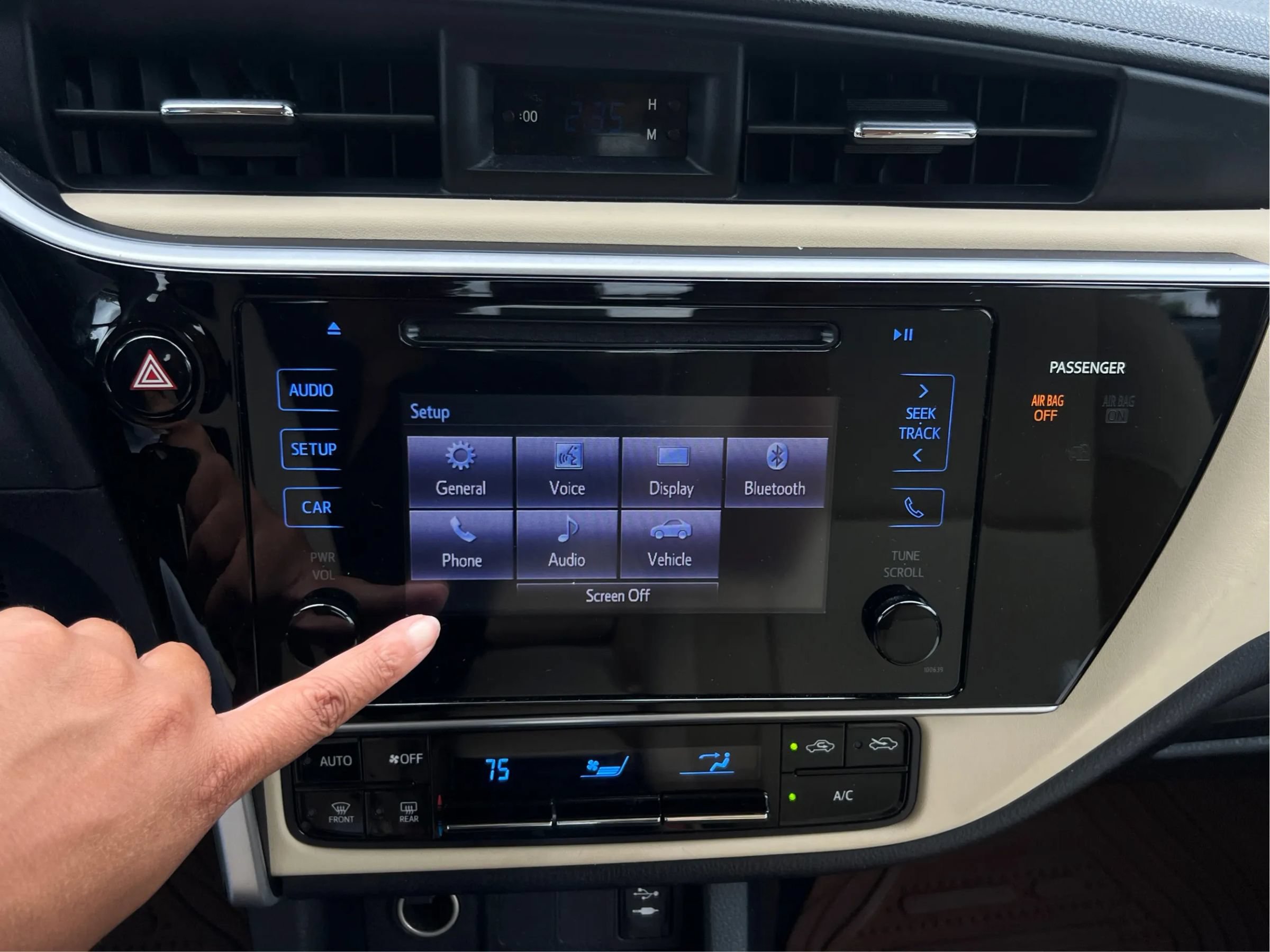 Used 2017 Toyota Corolla LE FWD image 18