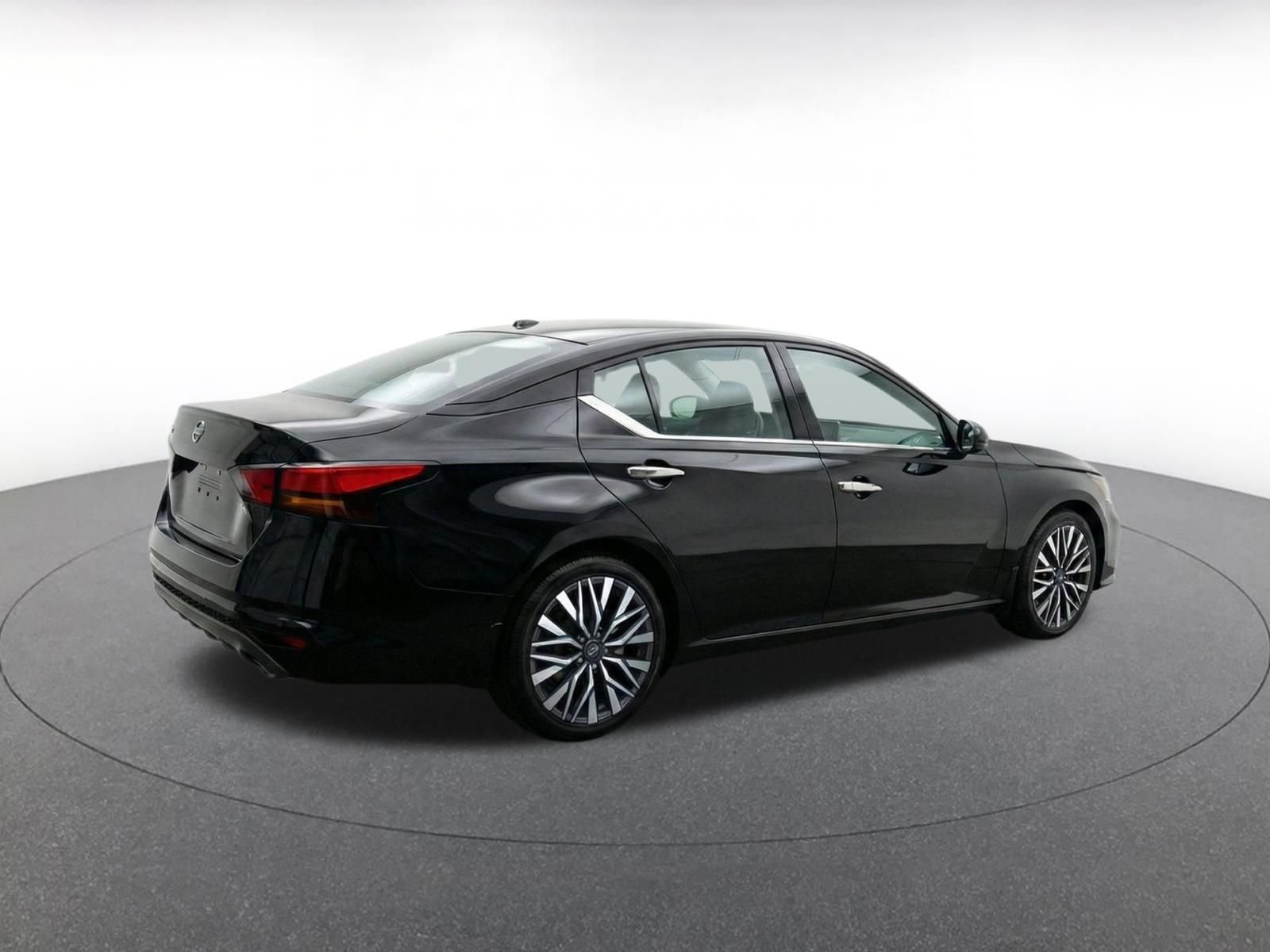 Used 2025 Nissan Altima 2.5 SV FWD image 10