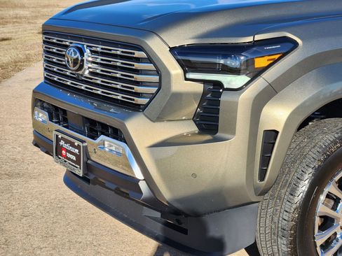 Used 2025 Toyota Tacoma Limited image 10