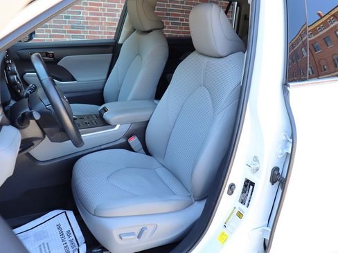 Used 2022 Toyota Highlander LE AWD/4WD image 12