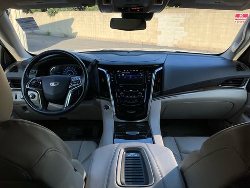 Used 2020 Cadillac Escalade ESV Premium Luxury image 18