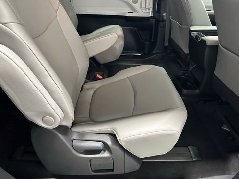 Used 2025 Toyota Sienna XLE image 57