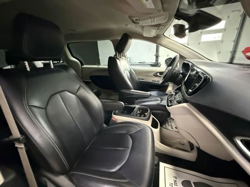 Used 2023 Chrysler Pacifica Touring-L image 30