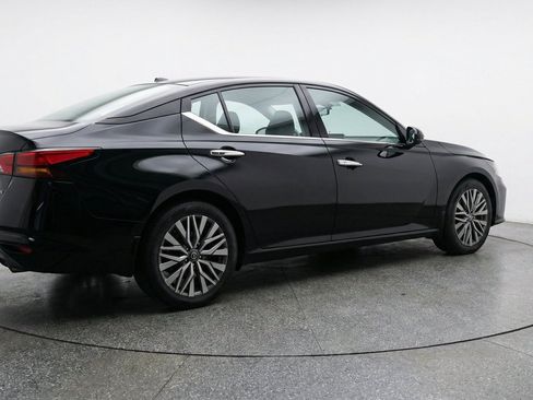 Used 2025 Nissan Altima 2.5 SV FWD image 9