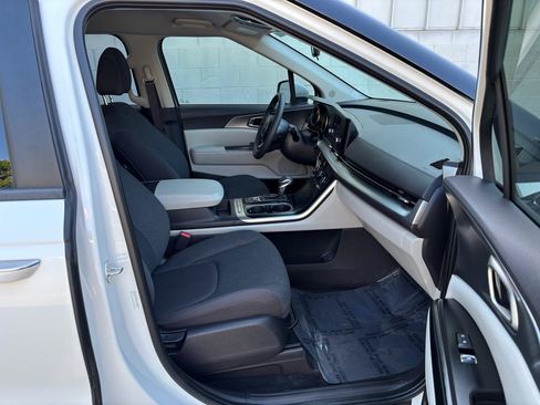 Used 2024 Kia Carnival LX FWD image 22