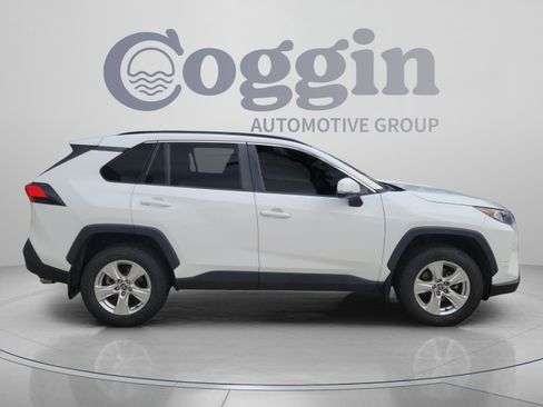 Used 2021 Toyota RAV4 XLE w/ Convenience Package FWD image 4