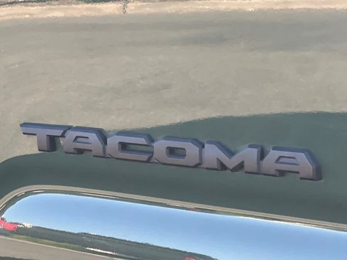 Certified 2022 Toyota Tacoma TRD Off-Road w/ TRD Premium Off Road Package AWD/4WD image 32