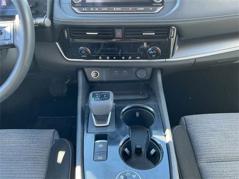 Used 2021 Nissan Rogue SV image 15