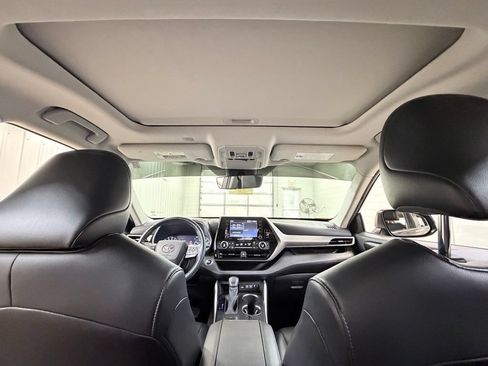 Used 2021 Toyota Highlander XLE AWD/4WD image 28