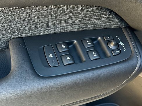 Used 2025 Volvo XC60 B5 Core w/ Protection Package Premier image 11