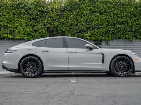 Used 2023 Porsche Panamera 4 Platinum Edition w/ Assistance Package image 9