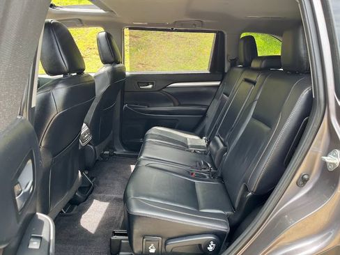 Used 2019 Toyota Highlander XLE AWD/4WD image 43