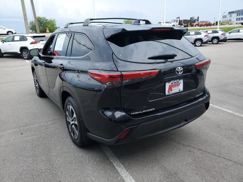 Used 2022 Toyota Highlander XLE AWD/4WD image 3