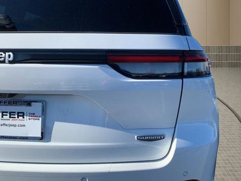 New 2025 Jeep Grand Cherokee Summit image 16