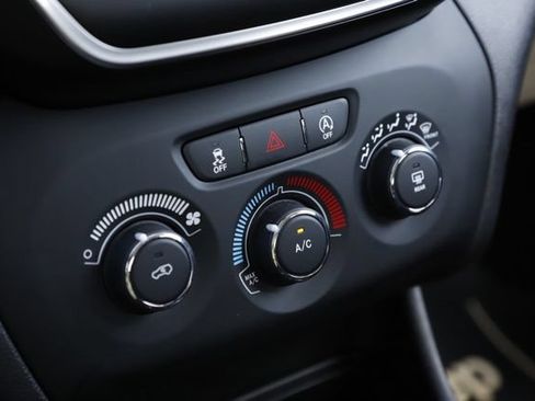Used 2019 Jeep Cherokee Sport FWD image 23