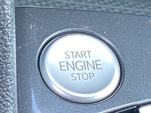 Certified 2022 Volkswagen Tiguan SE R-Line image 17