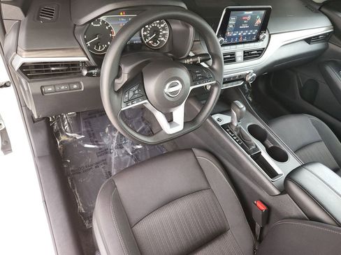 Used 2025 Nissan Altima 2.5 SV FWD image 11