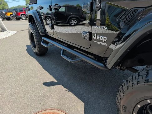 Used 2019 Jeep Wrangler Unlimited Sahara AWD/4WD image 21