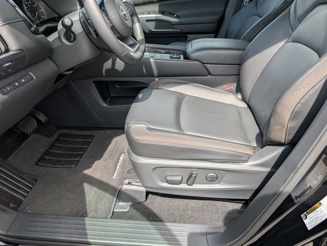 Used 2025 Nissan Pathfinder SL AWD/4WD image 16